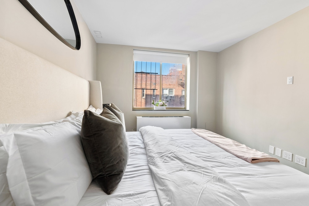 Presidential Apartment, 3 Bedrooms, Kitchen, City View photo 2