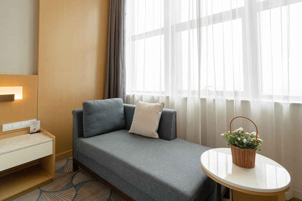 Standard Room, 1 King Bed photo 3
