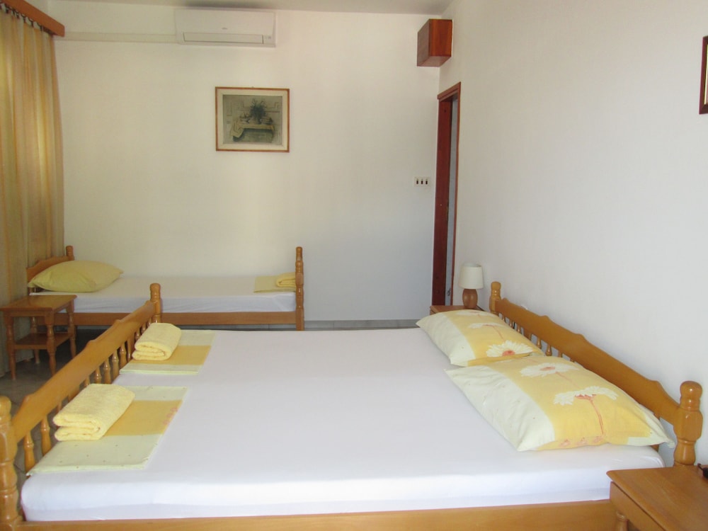 Camera tripla, balcone, vista mare parziale