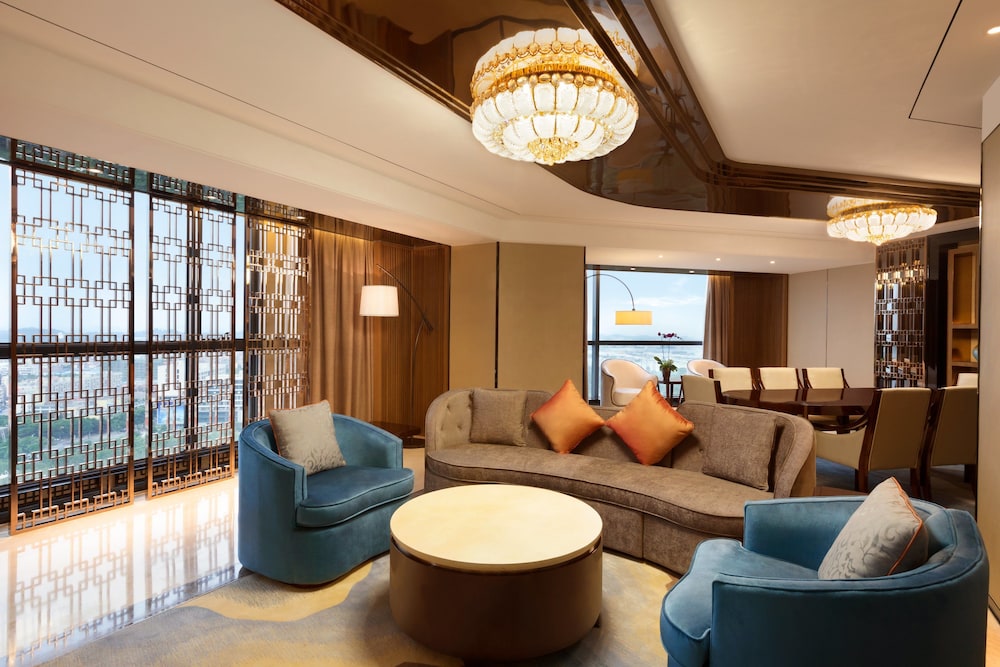 Luxury Suite, 1 King Bed, Smoking photo 2