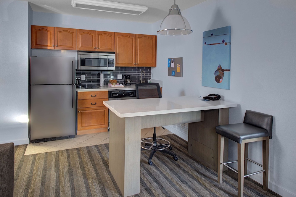 Suite, 2 Bedrooms - Photo 3