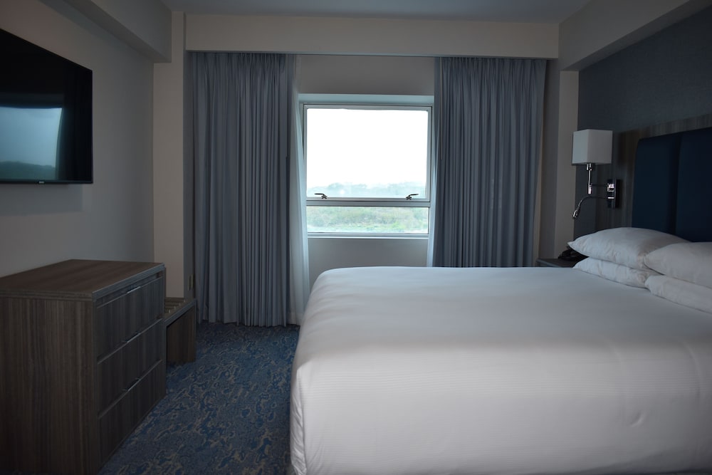 Room, 1 King Bed, Pool View - Photo 4