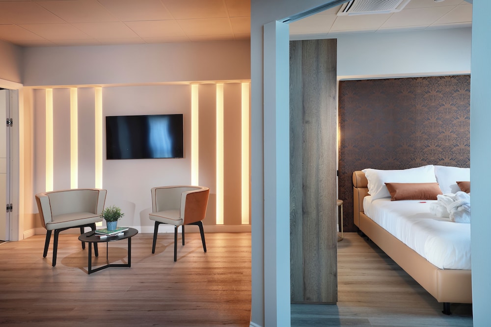 Suite, Hill View - Photo 3
