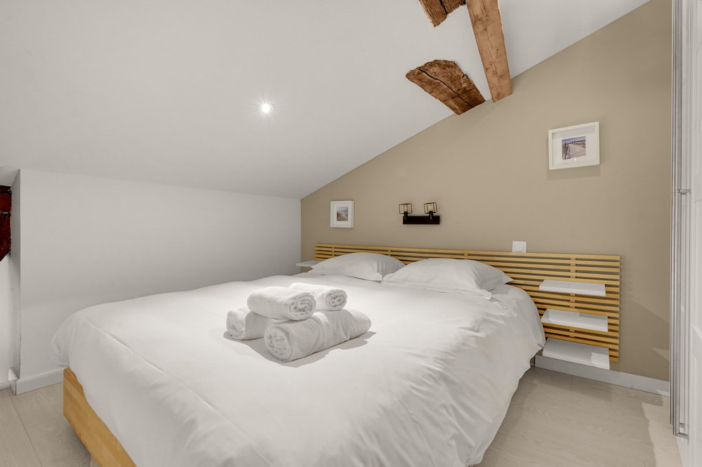 City Apartment, 1 Queen Bed photo 1