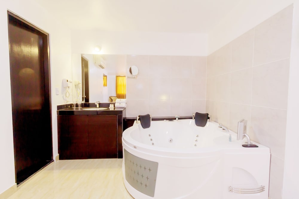 Junior Suite, 1 King Bed photo 3