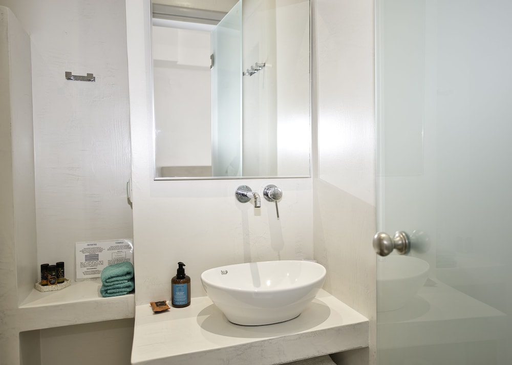 Double or Twin Room - Photo 5