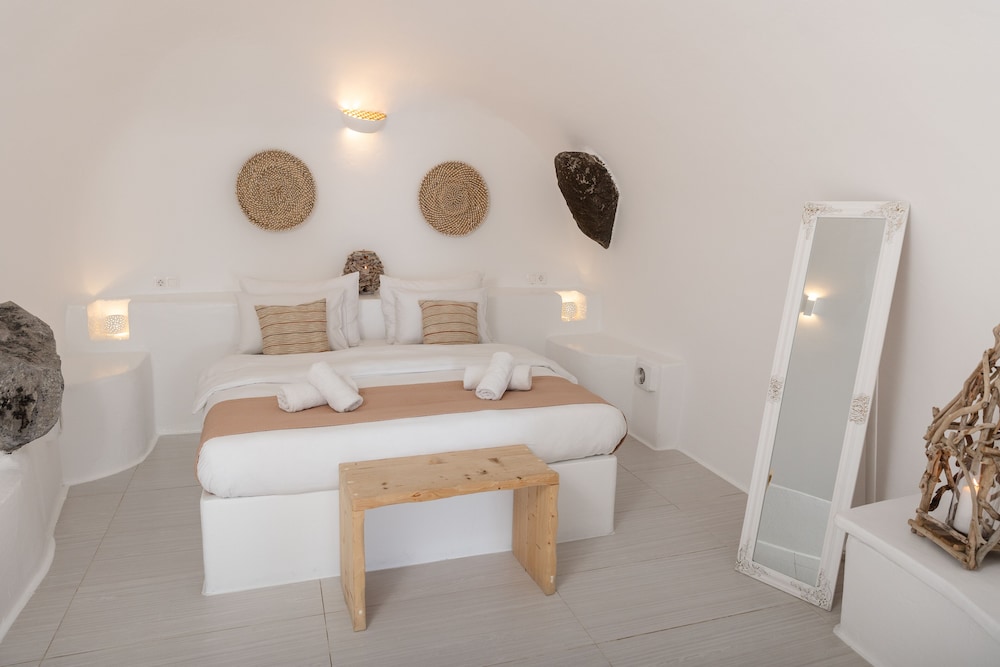 Blue Dome Cave Suite with Hot Tub and Caldera View