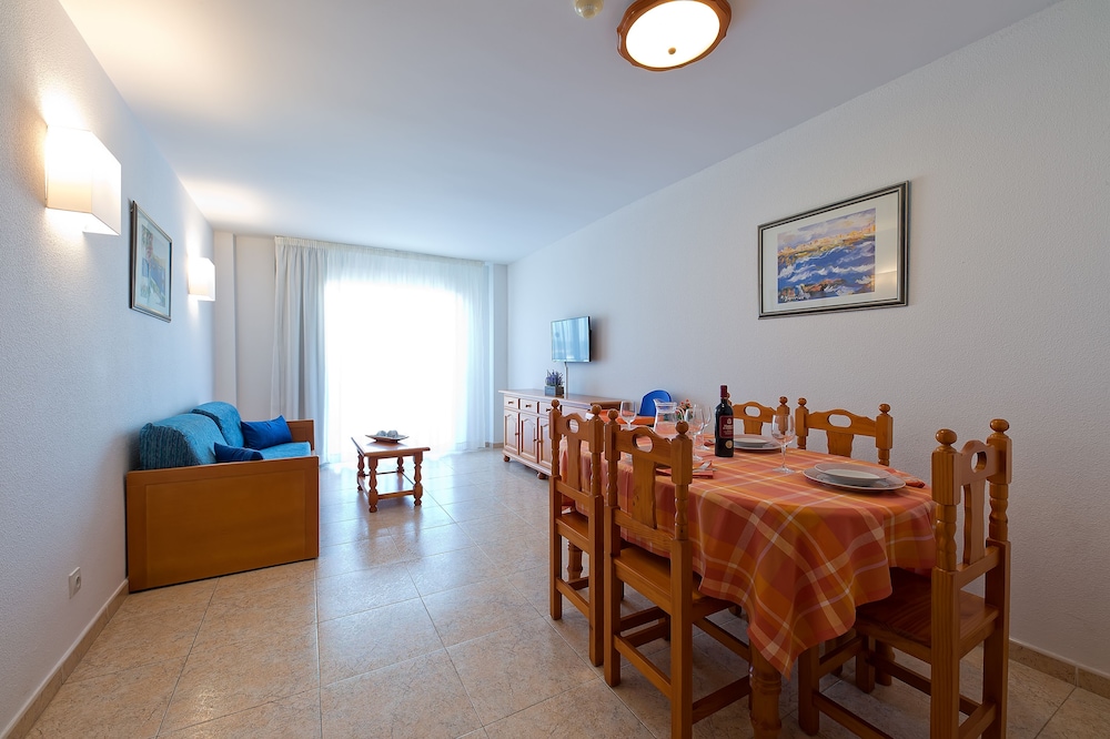 Family Apartment, 3 Bedrooms, Terrace, Pool View