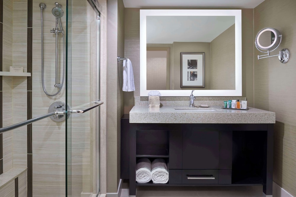 Executive Junior Suite - One King Bed thumbnail 5