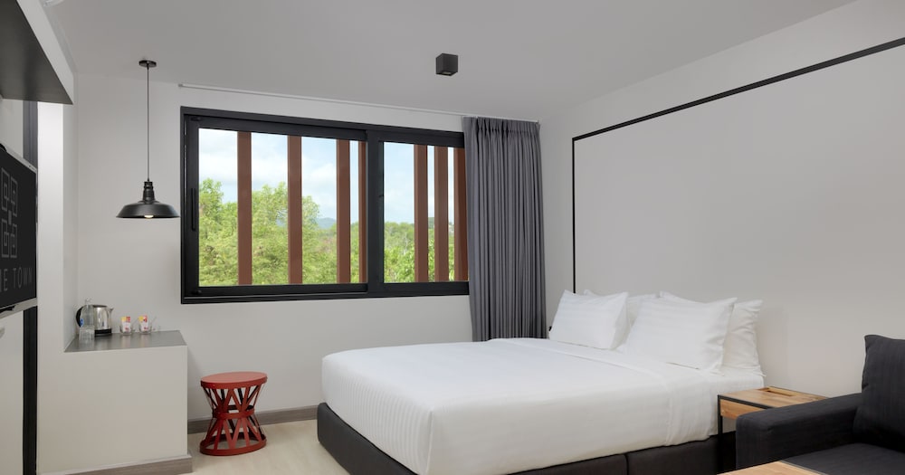 Superior Room, 1 King Bed, Non Smoking, Mountain View - Photo 6