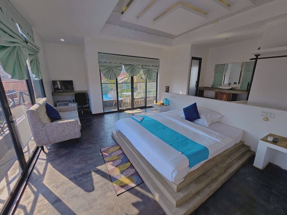 Deluxe King Room with Balcony