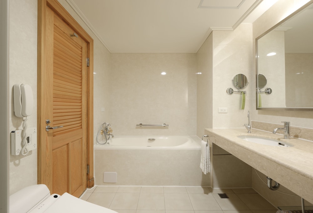 Executive Suite - Photo 5