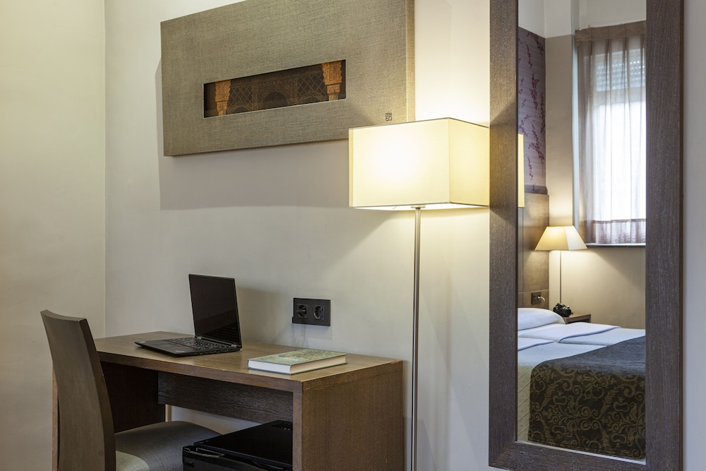 Twin Room - Photo 19