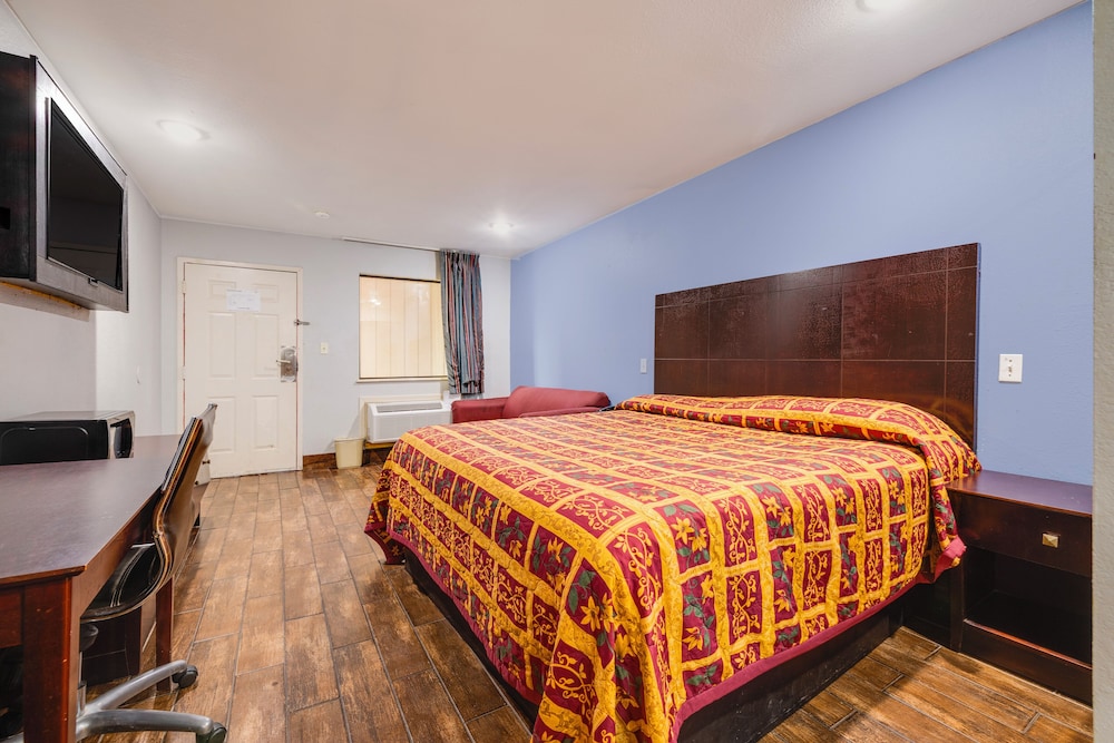 Room, 1 King Bed, Smoking - Photo 1