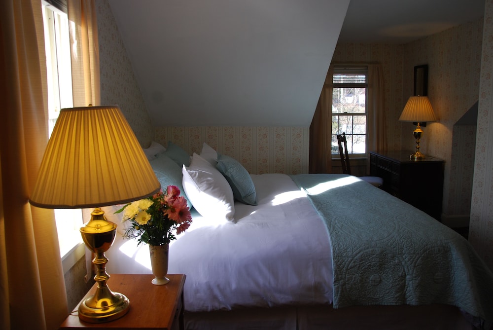 Room 5-ONE Queen Bed with Private Bath photo 2