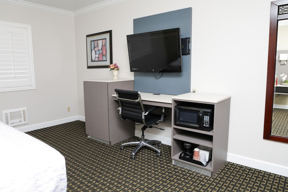 Standard Room, 2 Queen Beds, Ocean View - Photo 9
