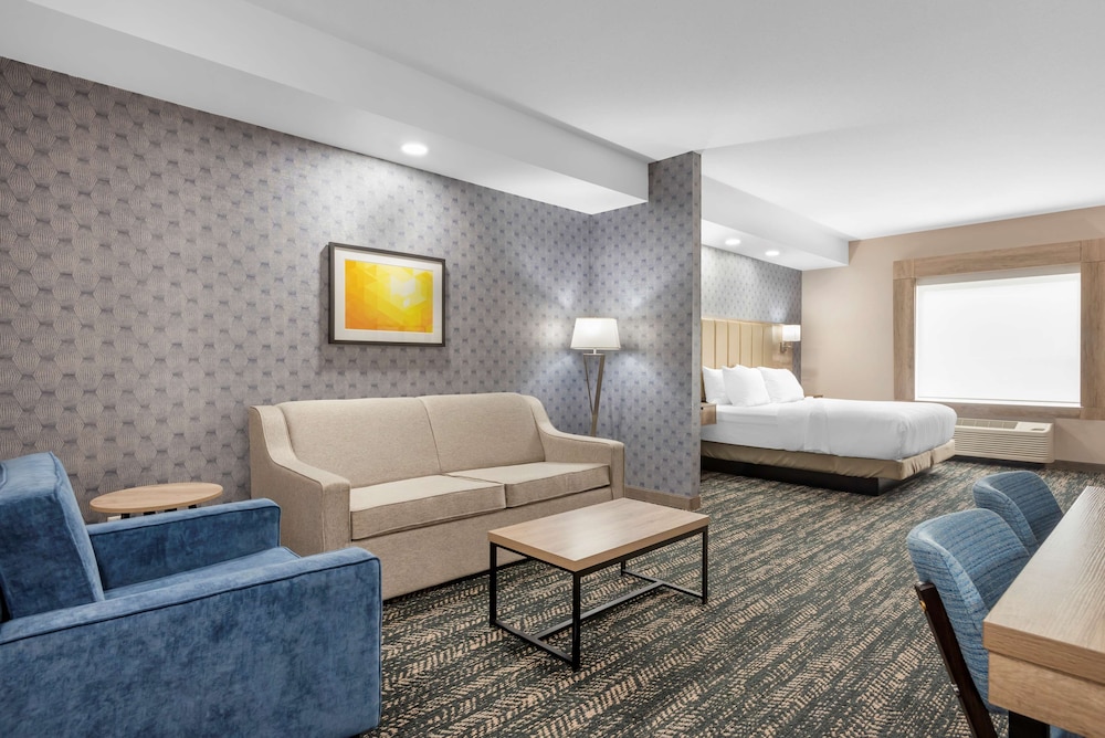 Suite, 1 King Bed, Non Smoking (with Sofabed, Full Kitchen) - Photo 2