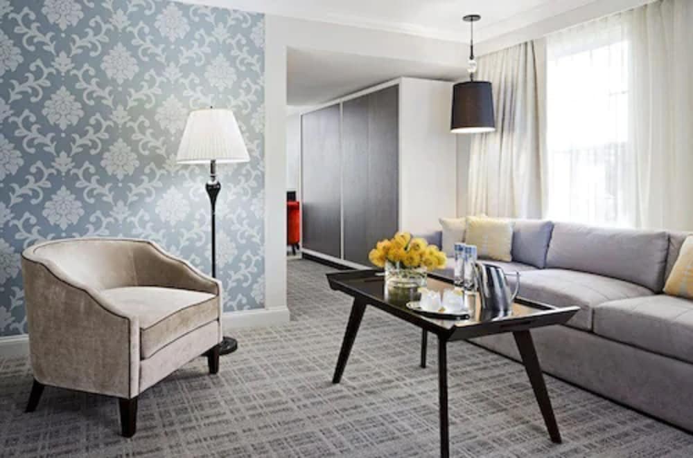 Junior Suite, 1 King Bed with Sofa bed, Accessible, Bathtub (Mob-HR) thumbnail 6
