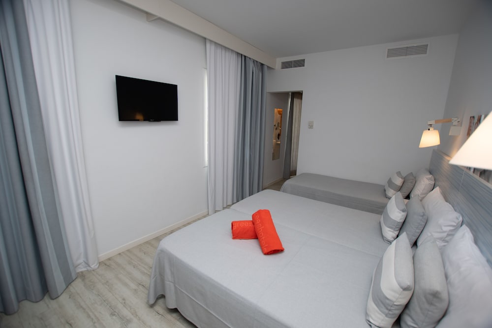 Family Room (2 adults and 2 children)