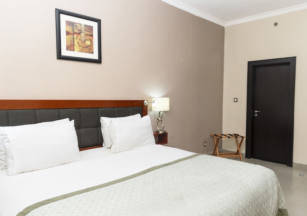 Standard Suite, 1 King Bed - Photo 6