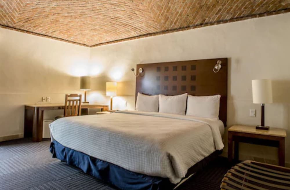Standard Room, 1 King Bed - Photo 3
