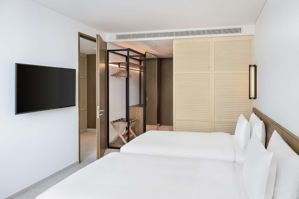 Superior Room, Partial Sea View thumbnail 6