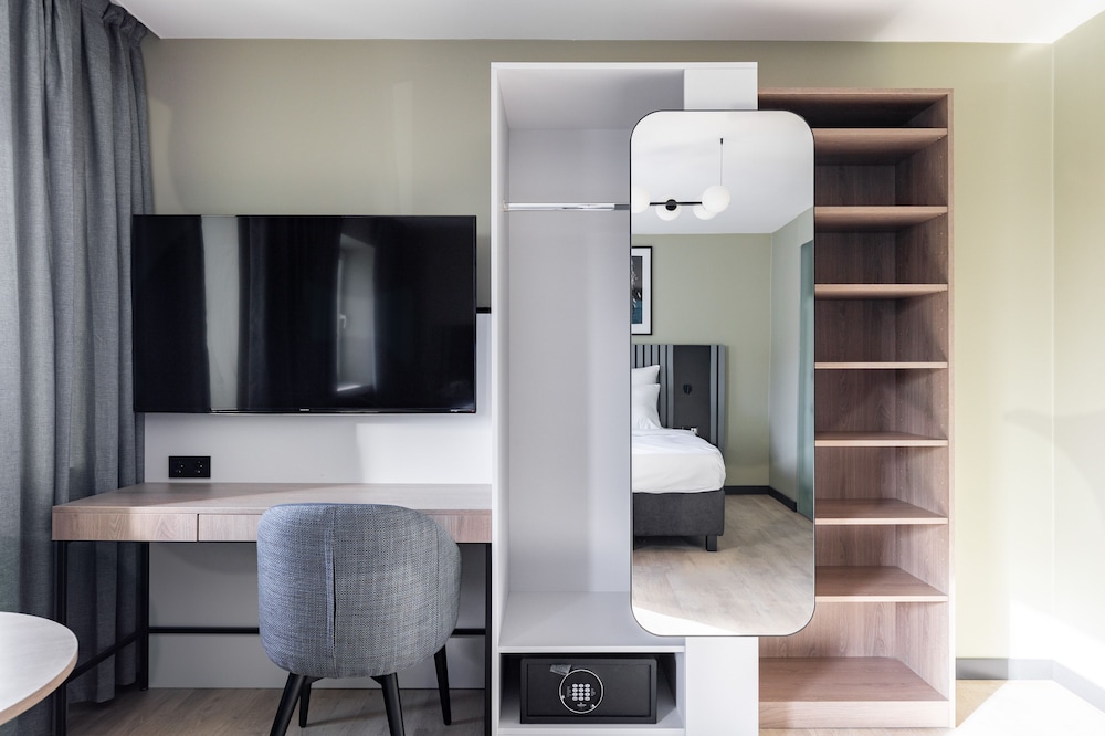 Large Studio with Kitchenette - Photo 10
