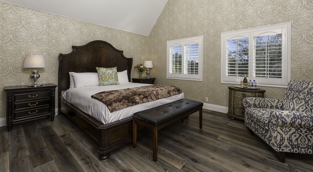 Premium Double Room (Room 12 - PREMIUM KING)