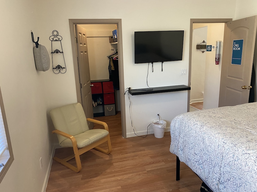 Basic Single Room, 1 Queen Bed, Non Smoking photo 1