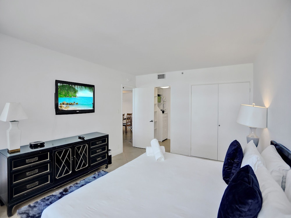 Modern Ocean View Condo / 1206