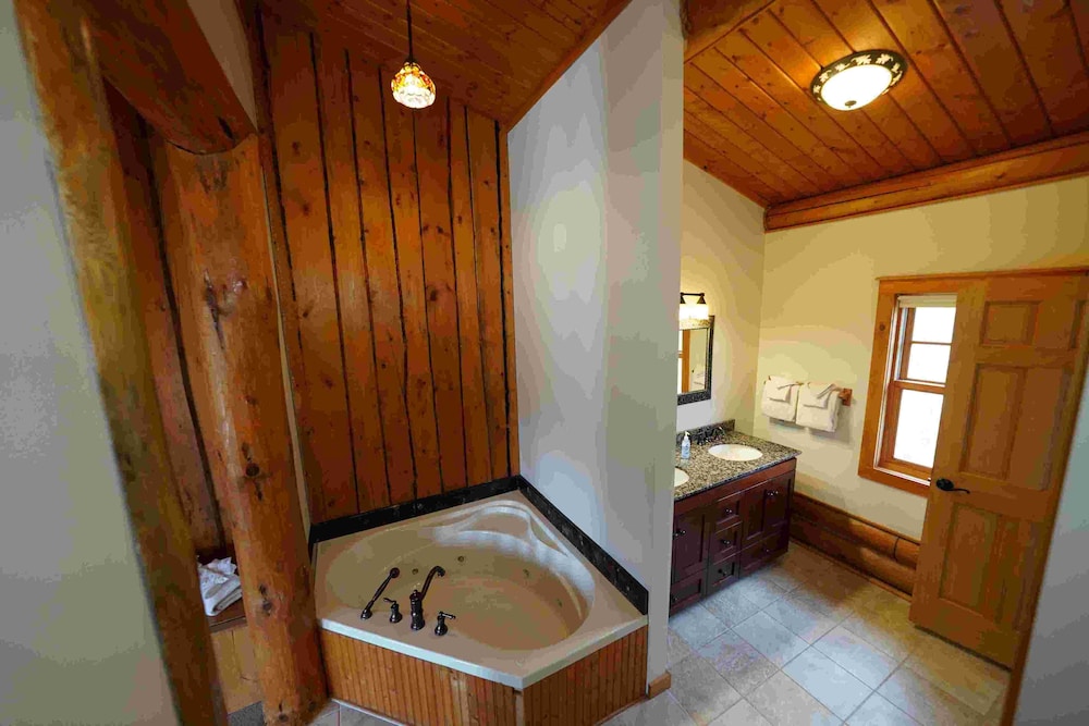 Family Townhome, 3 Bedrooms, Balcony, Partial Lake View photo 2