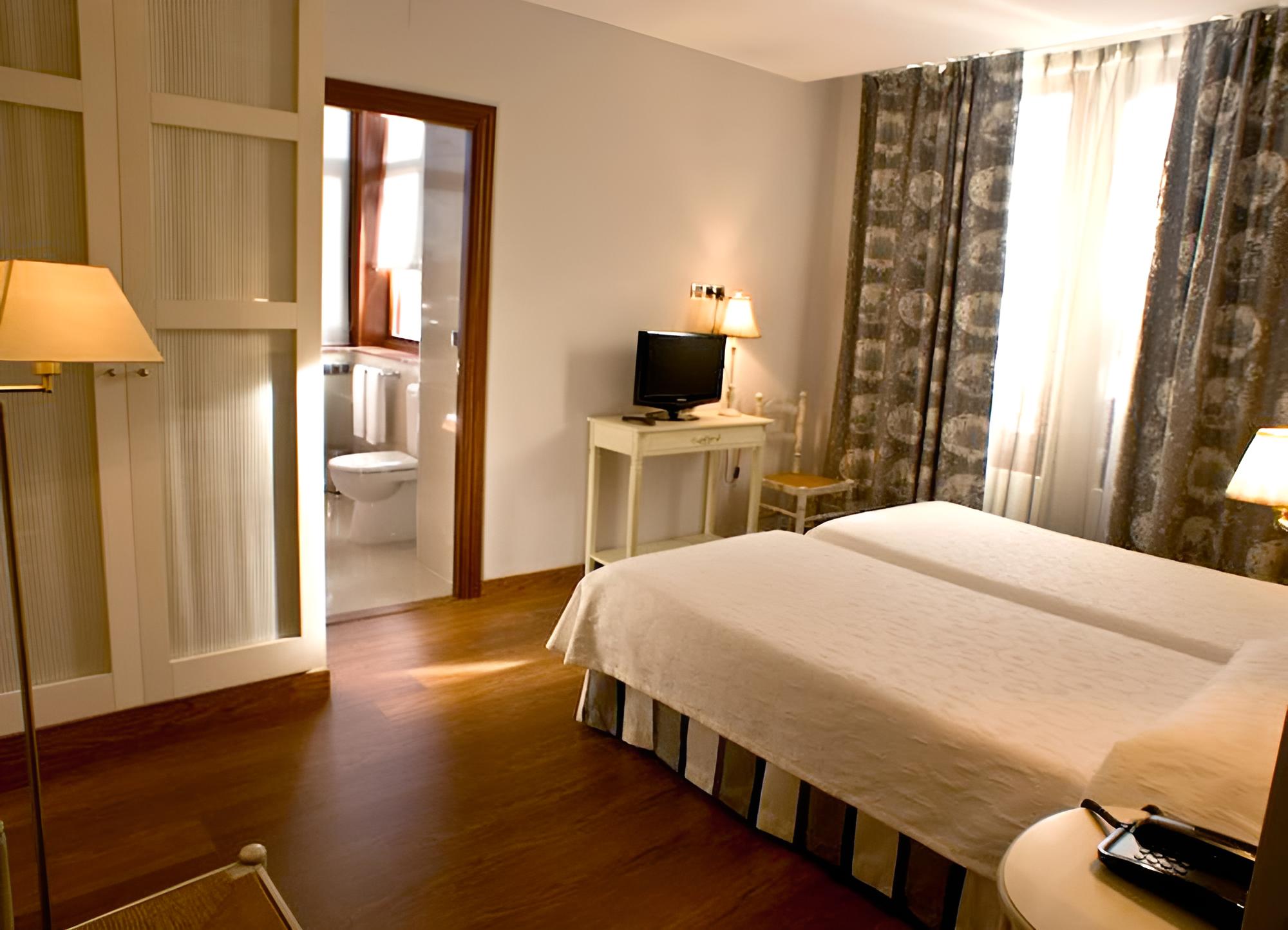 Standard Double Room photo 2
