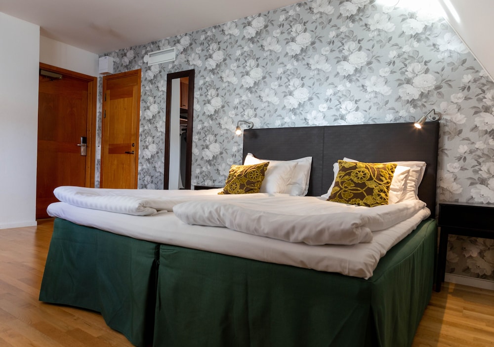 Standard Room, 1 King Bed, Non Smoking - Photo 2