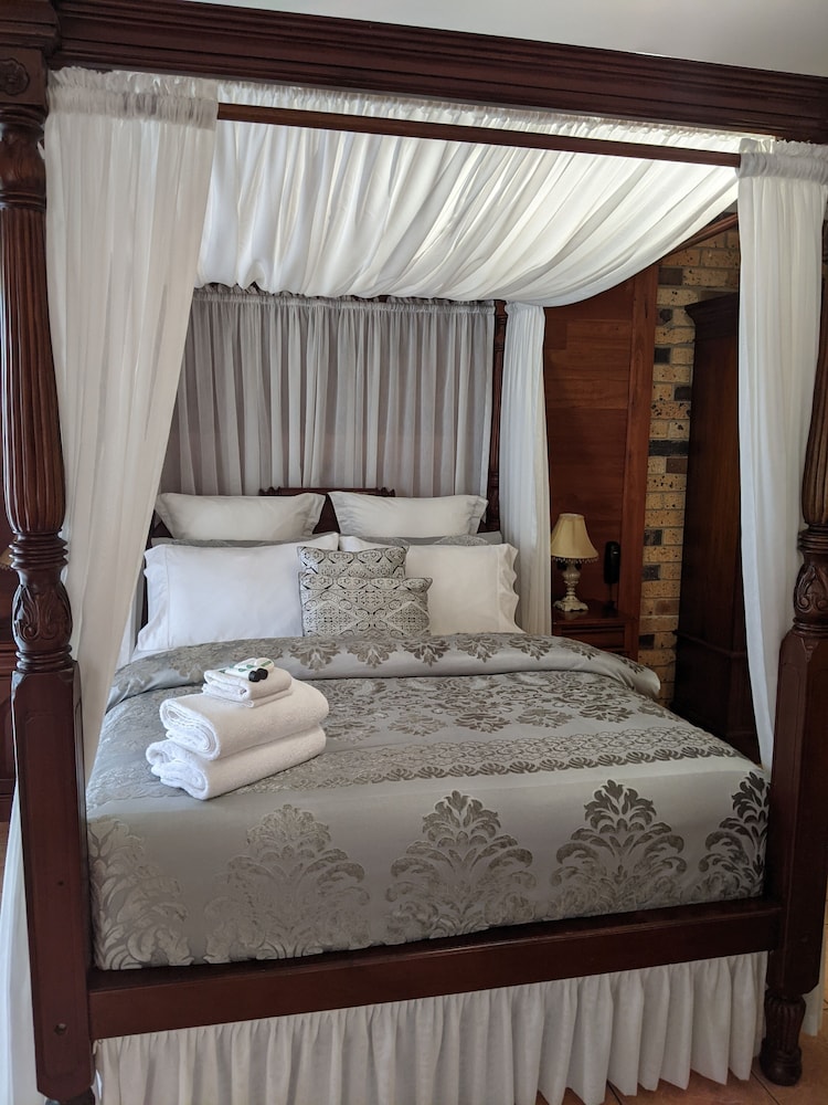 Deluxe Spa Room - One Queen Bed (Shared Balcony)