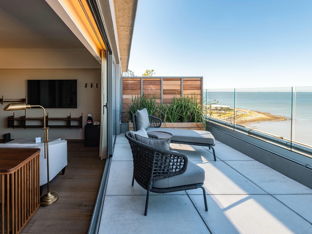 Deluxe Suite, 1 King Bed, Balcony, Sea View - Photo 4