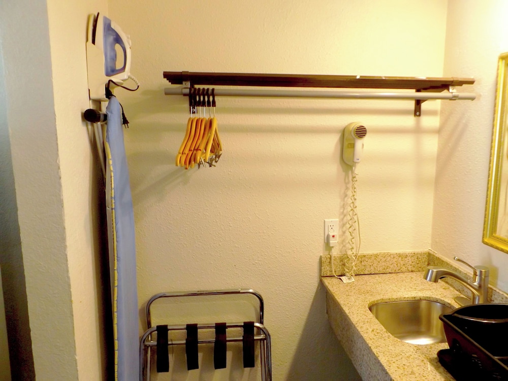 Standard Room, 1 King Bed, Non Smoking, Kitchen - Photo 5