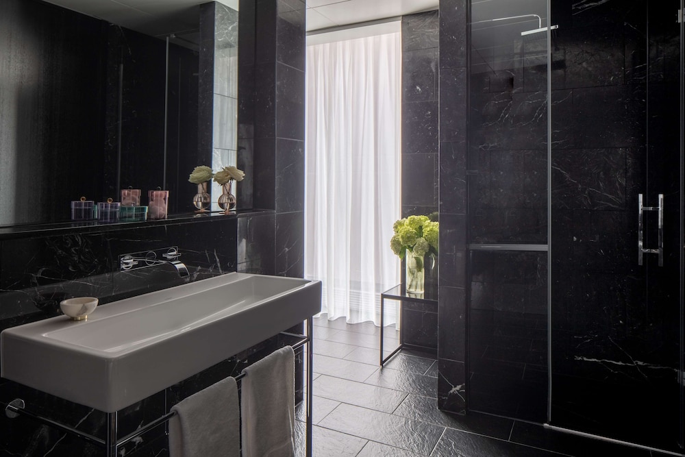 Junior Suite, Corner (View) thumbnail 5