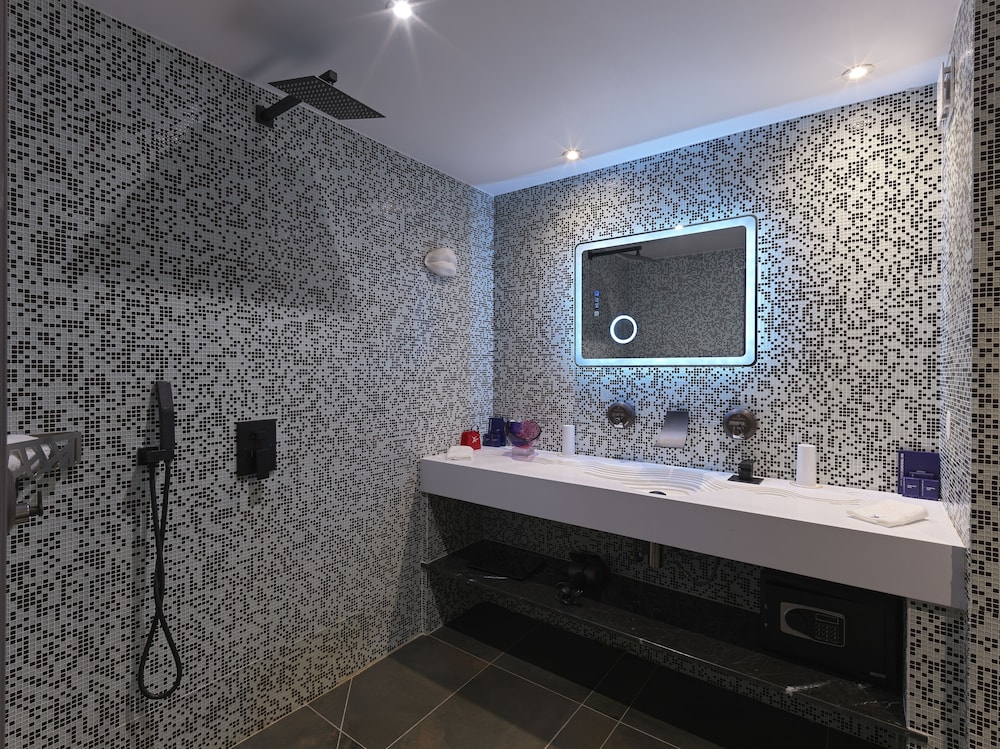 Suite 104 photo 2