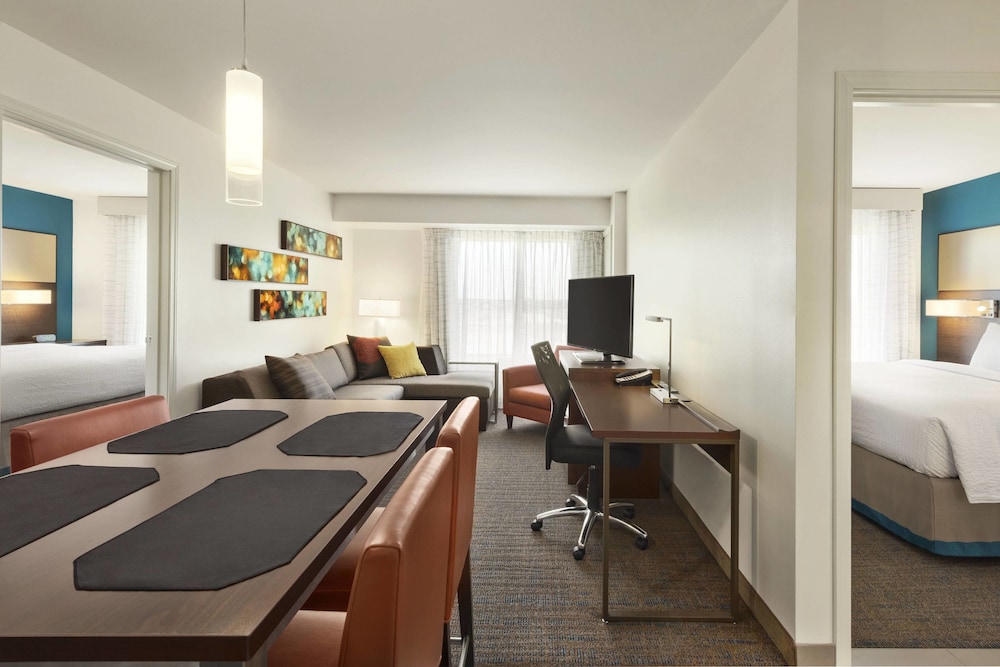 Suite, 2 Bedrooms (Mobility Accessible, Roll-In Shower)