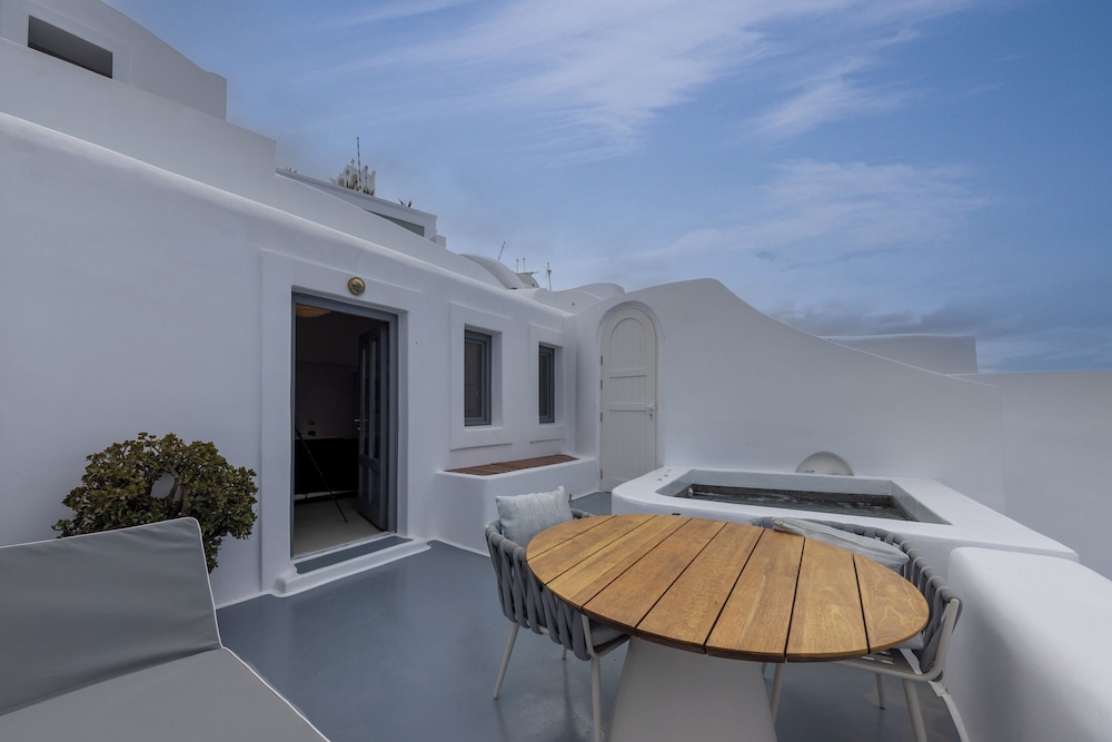 The Boatman's House with Hot Tub & Caldera View - Photo 8