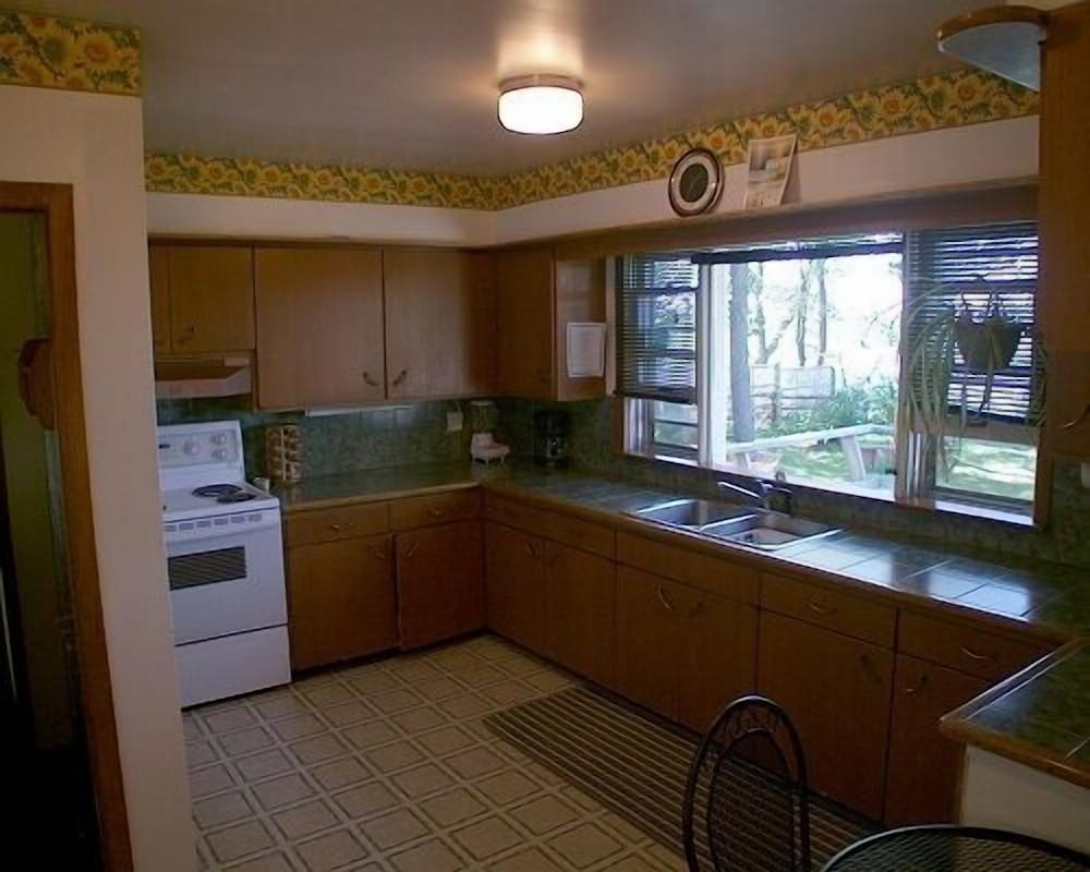 3 Bedroom Waterfront Cottage photo 2