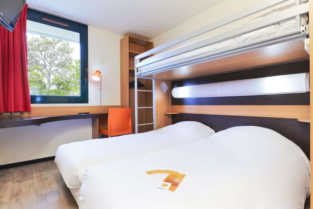 Standard Room, 3 Twin Beds - Photo 6