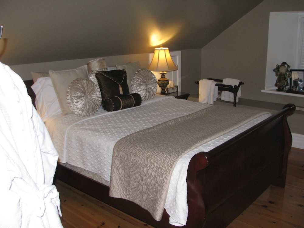 Standard Room, Multiple Beds, Shared Bathroom photo 3
