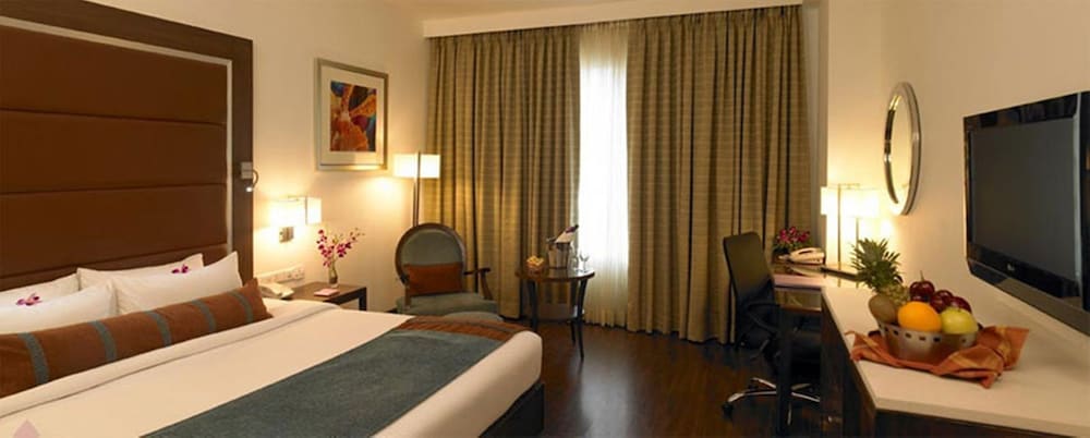 Deluxe Room with Bathtub - Photo 2