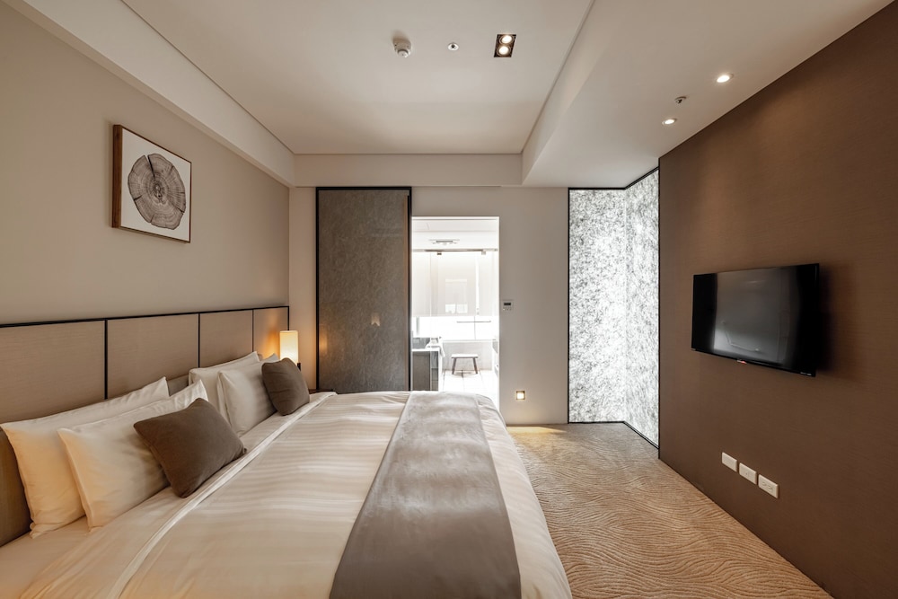 Deluxe Suite, Multiple Beds, Partial Ocean View photo 3