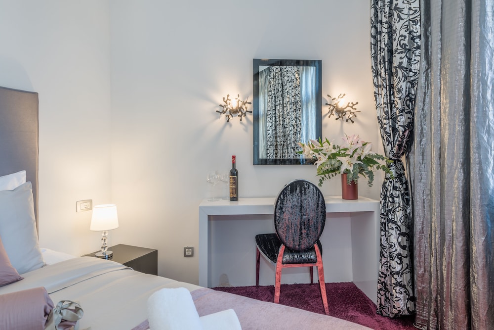 Deluxe Double Room &amp; Extra Sofa Bed, City View photo 2