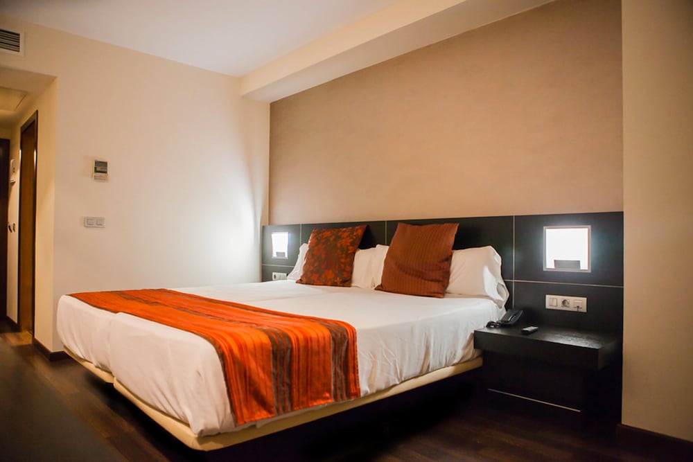 Classic Twin Room - Photo 2