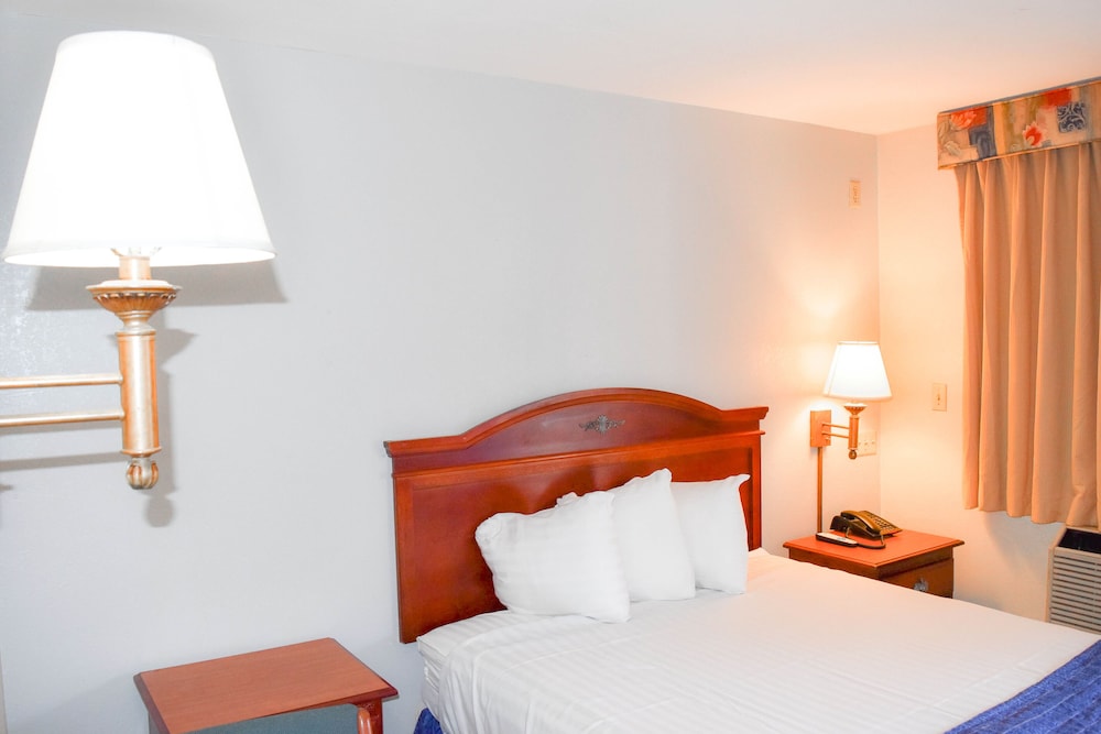 Room, 1 Queen Bed, Smoking - Photo 3