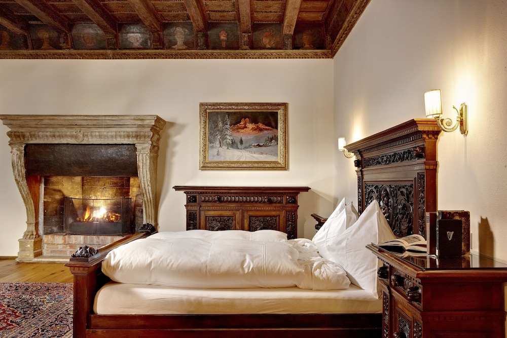 Honeymoon Suite, Fireplace, Mountain View