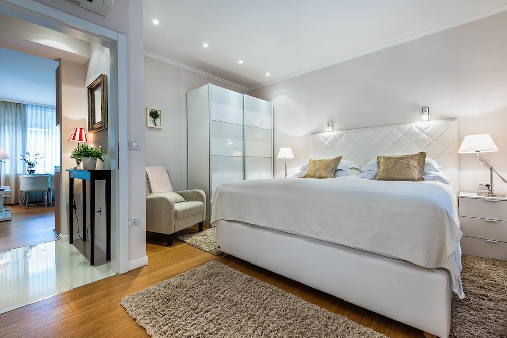 Deluxe Suite, 1 Bedroom, Kitchen, City View (Deluxe One Bedroom Suite)